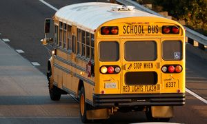 Uczniowie przejęli kierownicę autobusu, gdy zasłabła. Mieli 12 i 13 lat