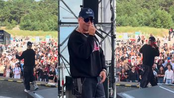 Skolim ROZPOCZĄŁ KONCERT u Karola Nawrockiego w Juracie. Publiczność WYŚPIEWUJE: "Czy będziesz moją love? I nie na jedną noc?" (FOTO)