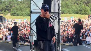 Skolim ROZPOCZĄŁ KONCERT u Karola Nawrockiego w Juracie. Publiczność WYŚPIEWUJE: "Czy będziesz moją love? I nie na jedną noc?" (FOTO)