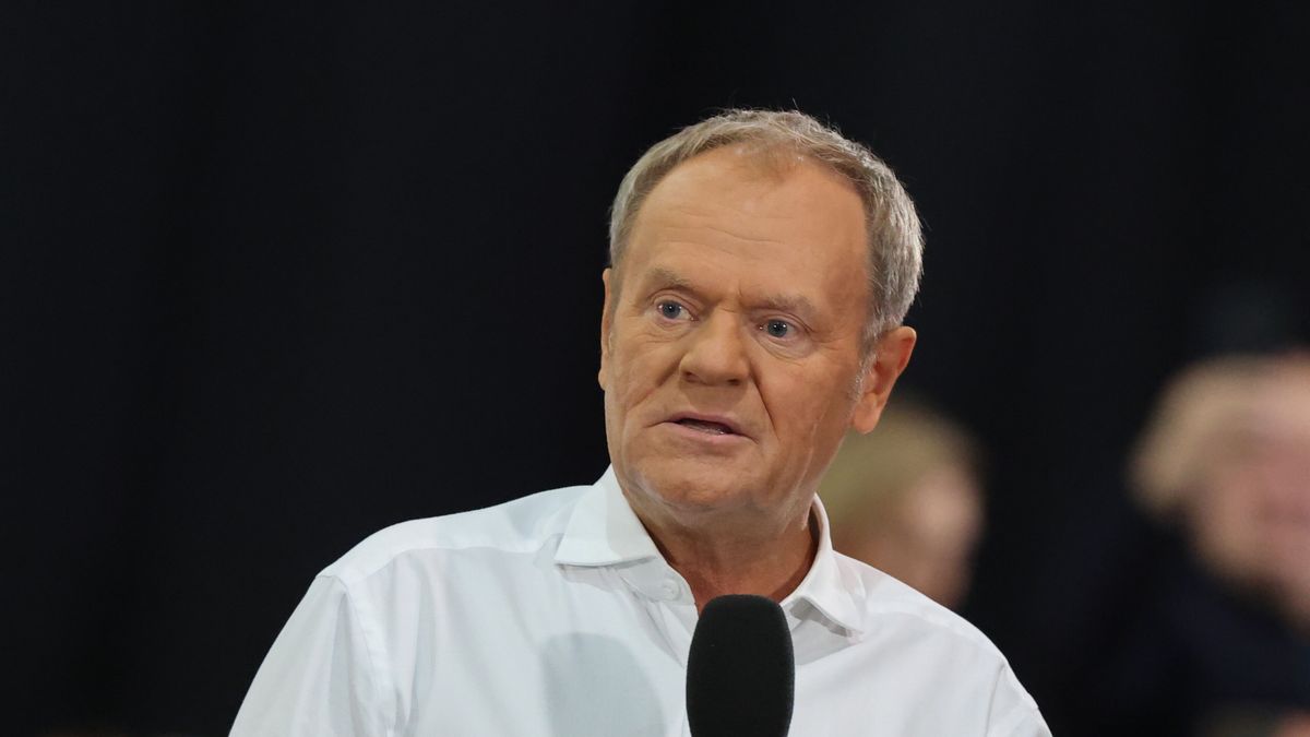 Piotrków Trybunalski, 15.10.2025. Premier RP Donald Tusk podczas otwartego spotkania z mieszkańcami w siedzibie Zespołu Szkół Ponadpodstawowych nr 4. w Piotrkowie Trybunalskim, 15 bm. (jm) PAP/Marian Zubrzycki