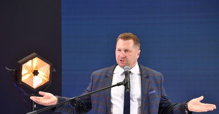 Czarnek grozi gminom komisarzem. "To śmieszność bez pokrycia"