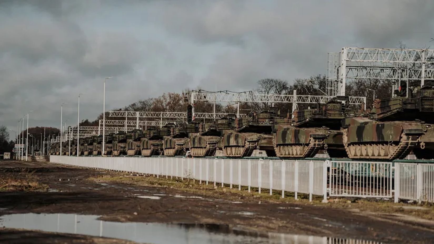 Czołgi Abrams podczas transportu kolejowego, zdjęcie poglądowe