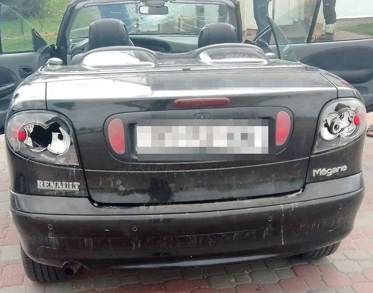 Kabriolet zniszczony motyką