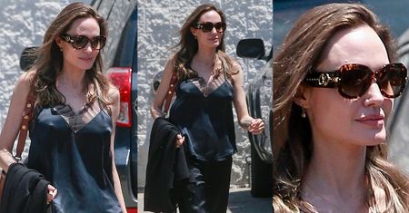 Wątła Angelina Jolie spaceruje w jedwabnej piżamce (ZDJĘCIA)