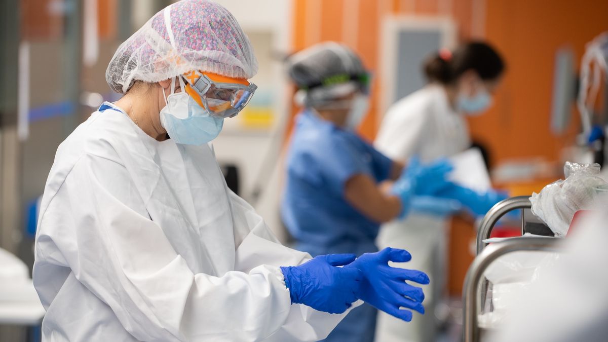 Na zdjęciu lekarka zakładająca rękawiczki jednorazowe