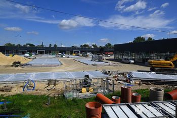Dąbrowia Górnicza: Park handlowy S1 w rośnie w oczach. Finał prac coraz bliżej. Po dawnym Auchanie nie ma już śladu
