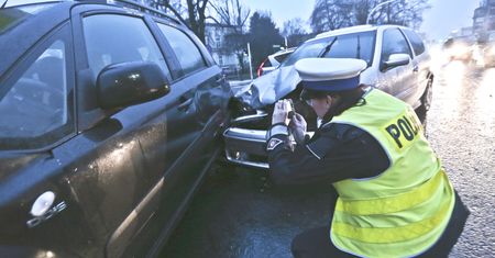 Policja na miejscu kolizji. Podpowiadamy, kiedy wzywać, a kiedy nie warto