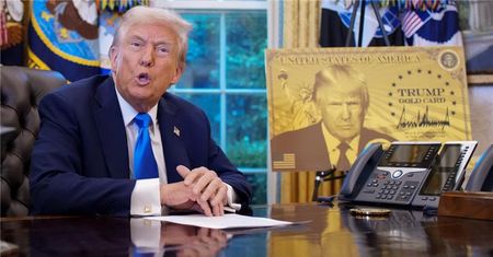 Trump pokazał złotą wizę za 5 mln dol. "Będą wydawać ogromne pieniądze"