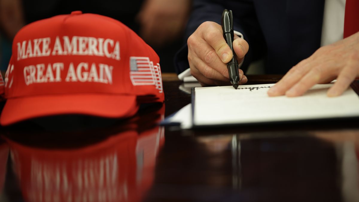 US President Trump signs executive orders in the Oval Office
epa12050181 US President Donald Trump signs executive orders in the Oval Office of the White House in Washington, DC, USA, 23 April 2025. The orders signed today focus on education.  EPA/SAMUEL CORUM / POOL 
Dostawca: PAP/EPA.
SAMUEL CORUM / POOL
media, press, white house, executive order
