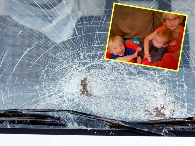 Dzieci przeżyły cudem, ale były uwięzione we wraku auta