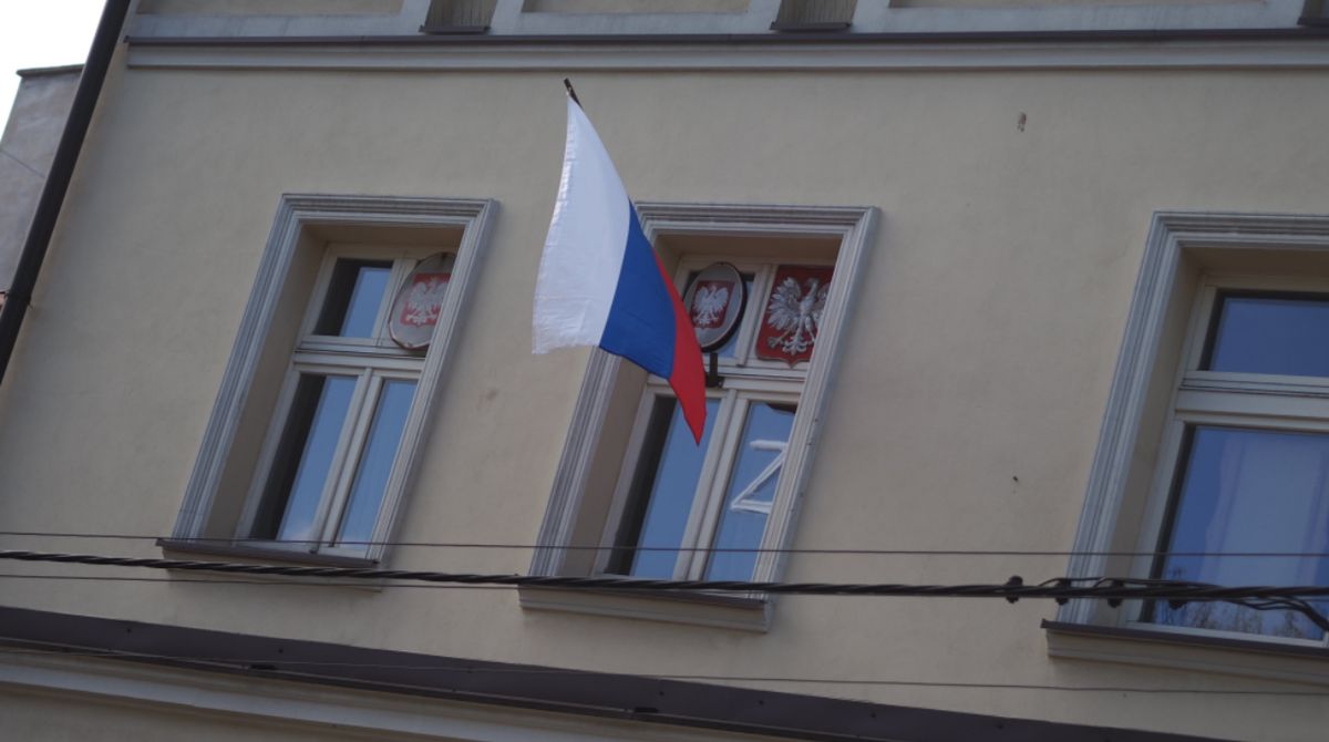 W oknie kamienicy wywieszono rosyjską flagę