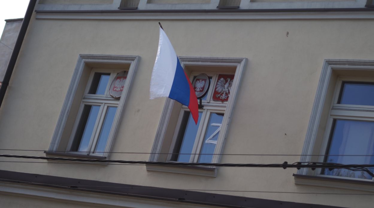 W oknie kamienicy wywieszono rosyjską flagę