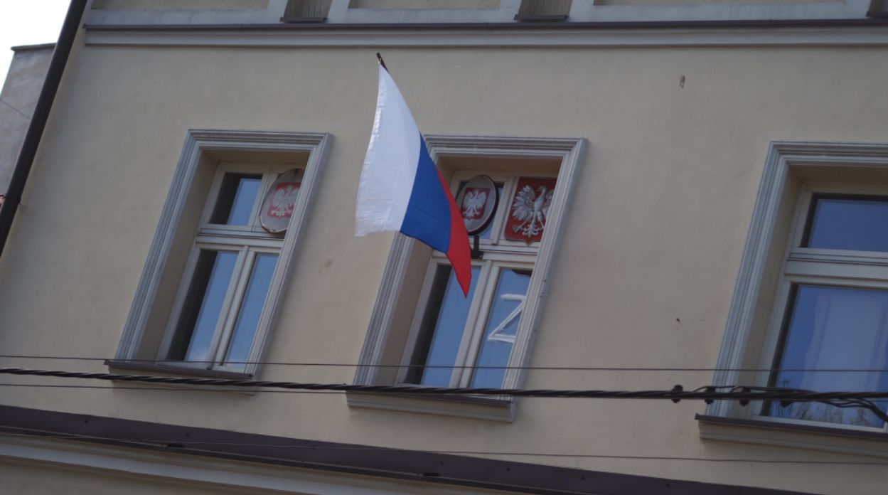 W oknie kamienicy wywieszono rosyjską flagę