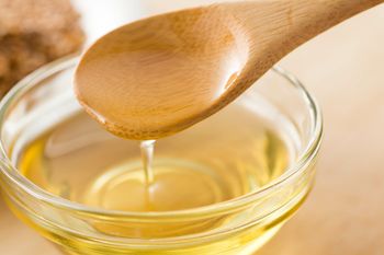 Naturalny ratunek dla wątroby i jelit. Dietetyk zaleca 2 łyżki dziennie