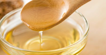 Naturalny ratunek dla wątroby i jelit. Dietetyk zaleca 2 łyżki dziennie