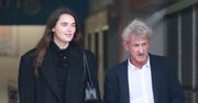 Sean Penn i młodsza od jego córki modelka maszerują po Santa Monica, trzymając się za ręce. Słodcy? (ZDJĘCIA)