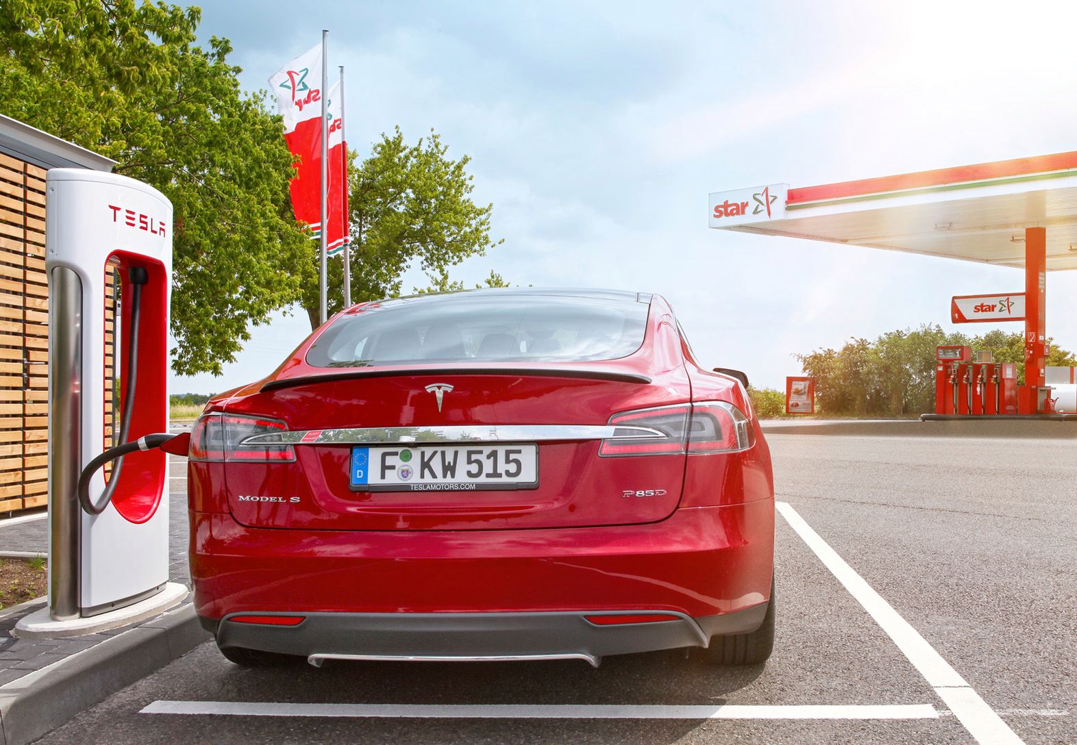 Supercharger na stacji benzynowej należącej do Orlenu