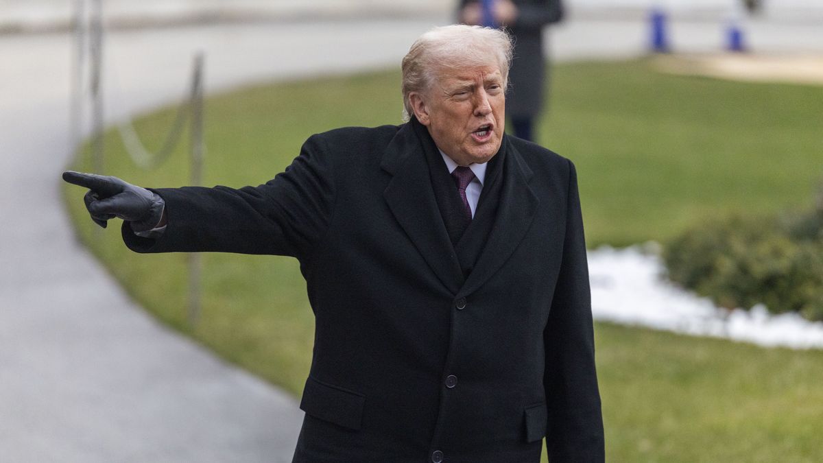 US President Donald J. Trump comments to the news media after stepping off Marine One on the South Lawn of the White House in Washington, DC, USA, 17 December 2025. President Trump traveled to Dover, Delaware to participate in a Dignified Transfer Ceremony as the remains of US troops return to the US. EPA/SHAWN THEW Dostawca: PAP/EPA.