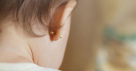 Przekłuła uszy noworodkowi. Internautki grzmią: "Chora zachcianka matki"