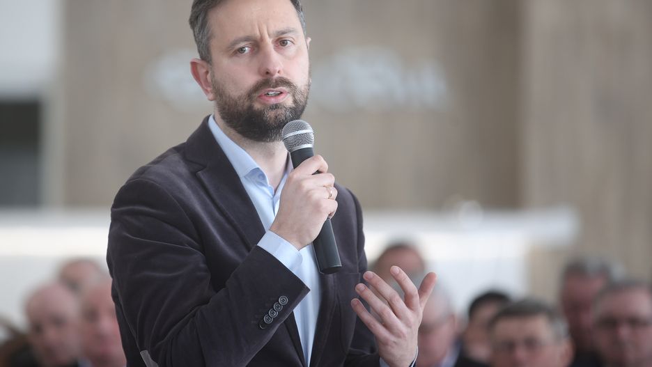 W�adys�aw Kosiniak-Kamysz
Busko-Zdr�j, 18.03.2023. Prezes Polskiego Stronnictwa Ludowego W�adys�aw Kosiniak-Kamysz podczas spotkania z mieszka�cami powiatu buskiego, 18 bm. w Busku-Zdroju. Spotkanie dotyczy�o inicjatywy ustawodawczej Uczciwa Polska oraz bie��cej sytuacji spo�eczno-gospodarczej. (amb) PAP/�ukasz G�gulski
�ukasz G�gulski
polityk, polityka, Polskie Stronnictwo Ludowe, PSL, spotkanie, Uczciwa Polska, wizyta, inicjatywa, krajowa, ustawodawcza, otwarte, otwartym, spotkaniu, mieszka�cy, sympatycy, uczestnicy, Busko Zdr�j, W�adys�aw Kosiniak Kamysz