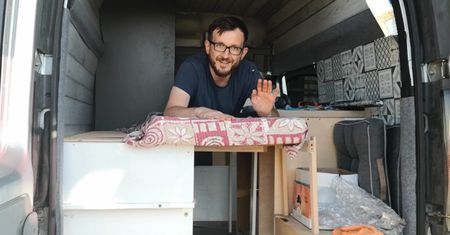 Zbudowali sobie kampera. "Daje ogromną swobodę podróżowania"