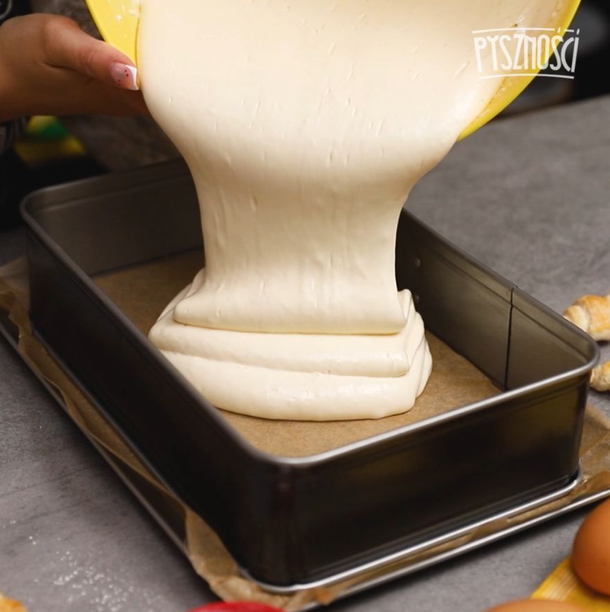 Pouring the sponge cake batter