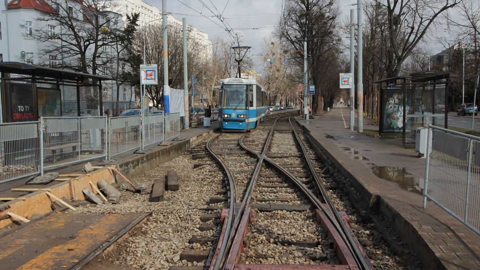 Wrocław. Rusza remont ul. Złotnickiej, kolejny etap prac na ul. Powstańców Śląskich. Zmiany w rozkładach jazdy
