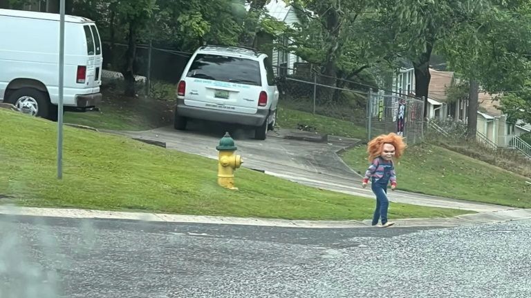 Chłopiec przebrał się za laleczkę Chucky i spacerował po dzielnicy