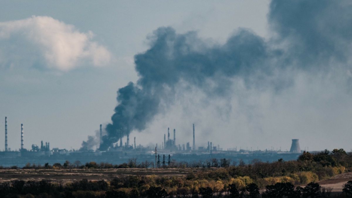 Temporary
A black smoke is seen near Slovianska heat power station in the Donetsk region on October 13, 2022, amid the Russian invasion of Ukraine. (Photo by Yasuyoshi CHIBA / AFP)
YASUYOSHI CHIBA