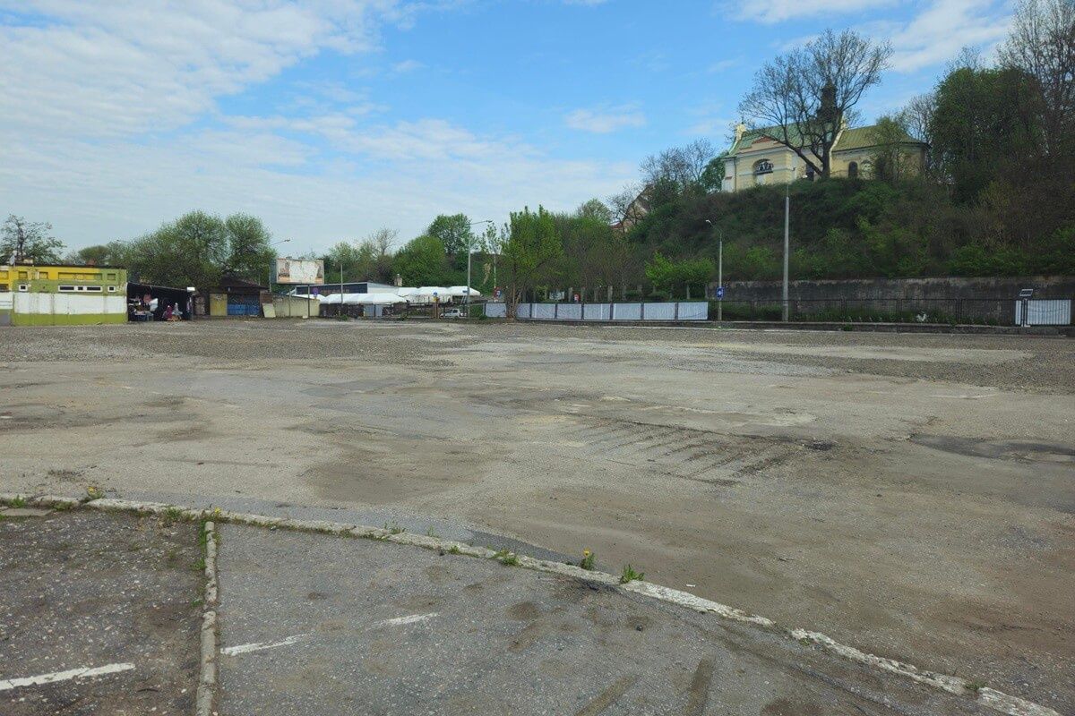 Płatny parking w miejscu placu po targowisku przy ul. Ruskiej w Lublinie