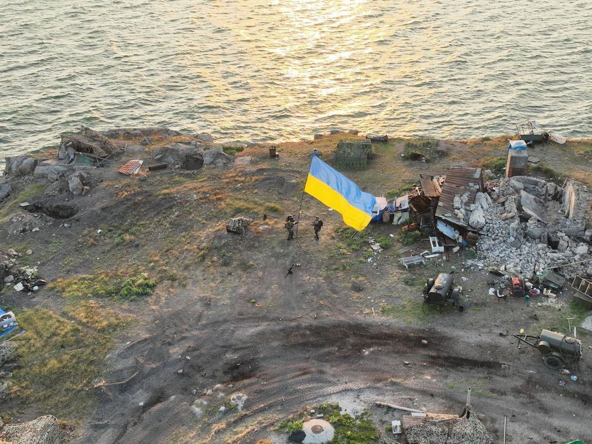 Rosjanie bombardują swój własny sprzęt pozostawiony na Wyspie Węży (Photo by Odessa Military Governor/Anadolu Agency via Getty Images)
