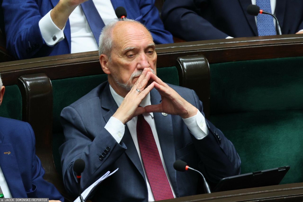 Macierewicz z orderem, czyli między kłamstwem a patyną [OPINIA]