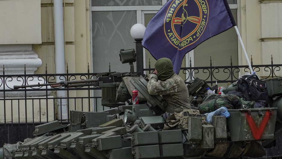 A serviceman from private military company (PMC) Wagner Group on a tank blocks a street in Rostov-on-Don, southern Russia, 24 June 2023. Security and armoured vehicles were deployed after Wagner Group's chief Yevgeny Prigozhin said in a video that his troops had occupied the building of the headquarters of the Southern Military District, demanding a meeting with Russiaâ��s defense chiefs. EPA/STRINGER Dostawca: PAP/EPA.