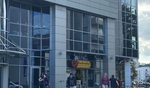 Warszawa. Na niedzielne zakupy można pójść do Biedronki. Są czynne
