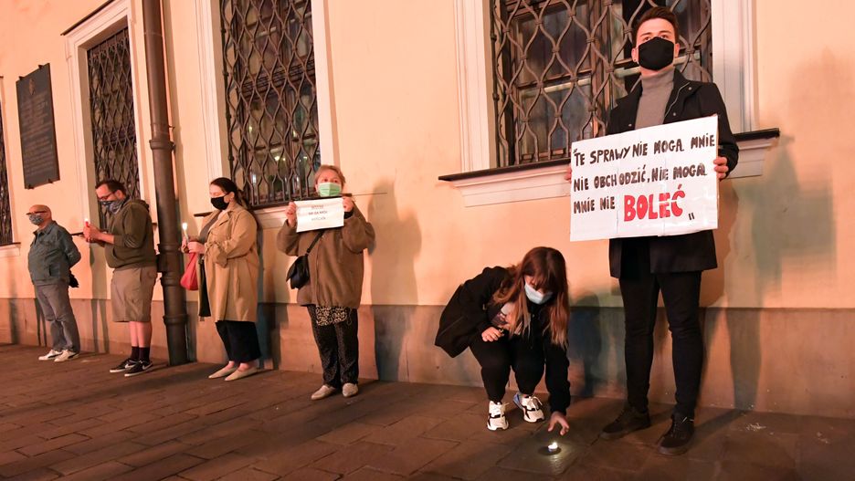 Protest przed kurią w Krakowie przeciwko ukrywaniu przez kościelnych hierarchów księży pedofili, po emisji filmu braci Sekielskich pt. "Zabawa w chowanego".