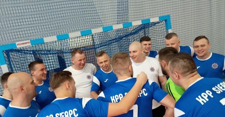 Mikołajkowy Turniej Charytatywny w Sierpcu – policjanci grali dla chorych dzieci