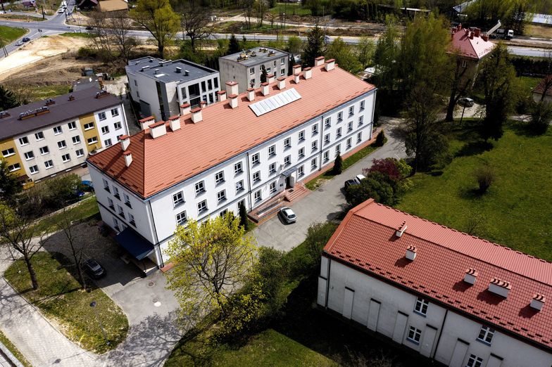 Lżej chorzy mogli niedawno trafić do tego izolatorium w Łańcucie. Teraz mogą wybrać jednak tylko szpital w Jarosławiu.