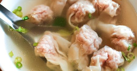 W Chinach wrzucają je do zupy zamiast makaronu. Cieniutkie ciasto i dobrze doprawiony farsz