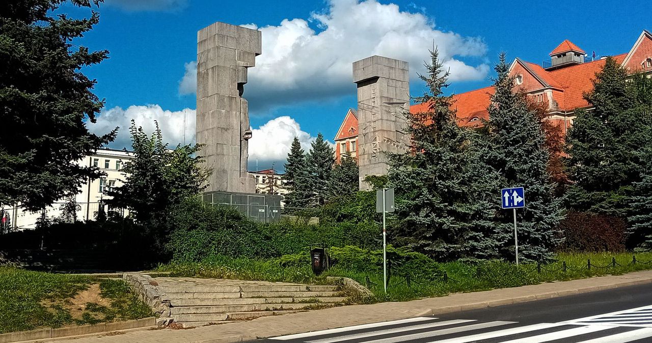 Pomnik "szubienice". Olsztyn. Widok z tyłu, od strony parku