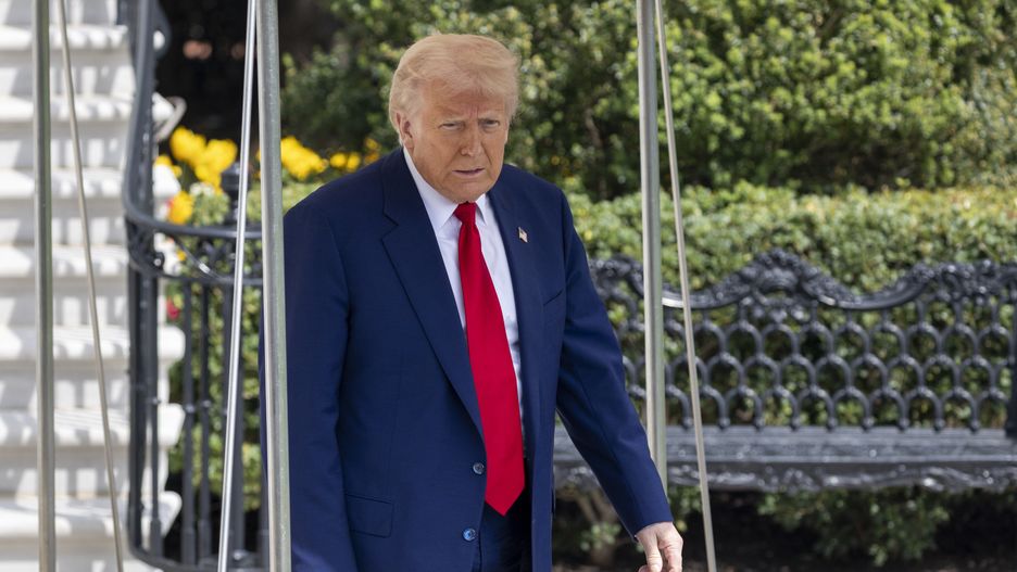 US President Trump departs the White House for Florida
epa12008127 US President Donald Trump walks to board Marine One on the South Lawn of the White House in Washington, DC, USA, 03 April 2025. President Trump is traveling to Florida for the weekend.  EPA/SHAWN THEW 
Dostawca: PAP/EPA.
SHAWN THEW
tie, president