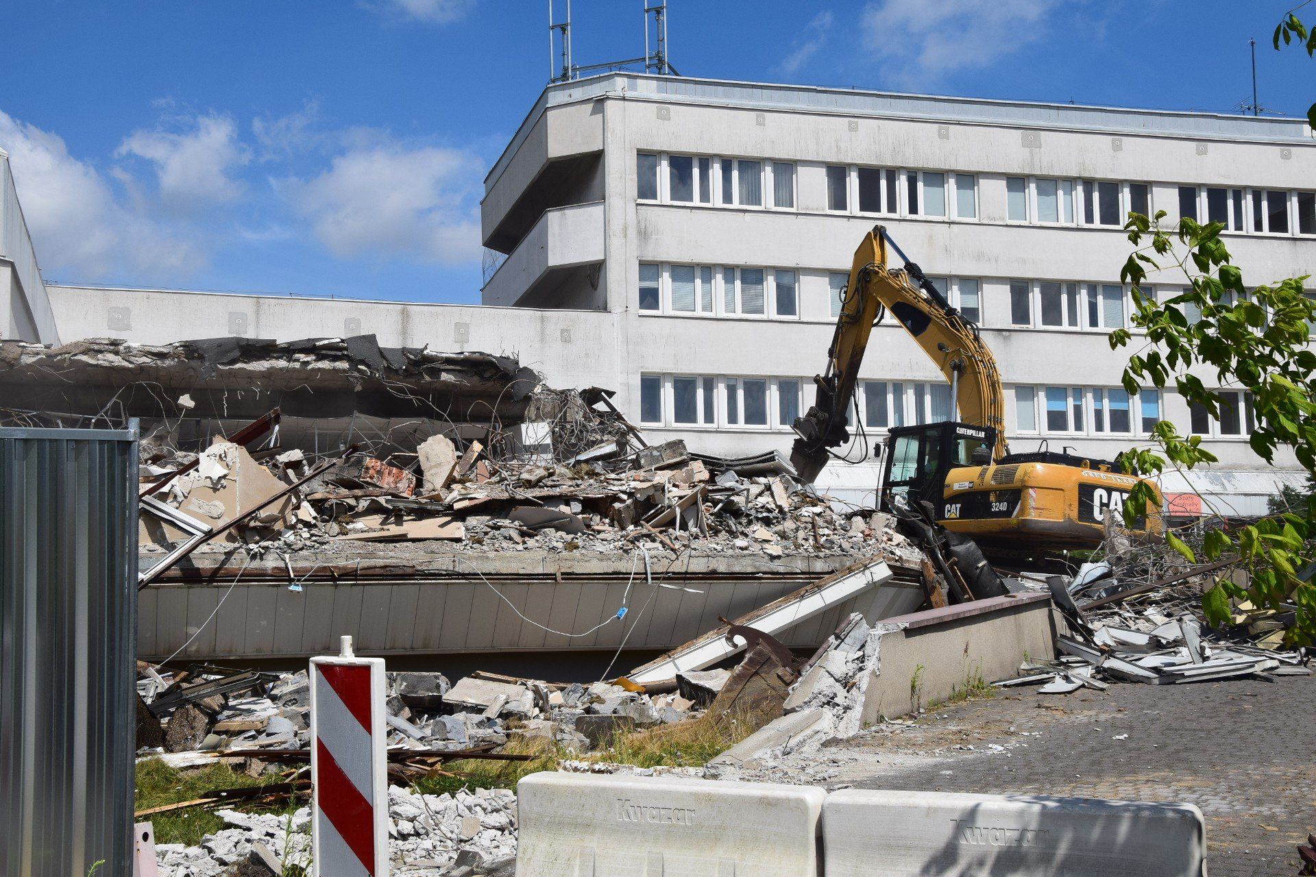 Rozpoczęły się prace nad rozbiórką &#34;Białego Domu&#34;, budynku przy ulicy Mszczonowskiej 33/35 w Skierniewicach, w zamyśle mającego być siedzibą Komitetu Wojewódzkiego PZPR