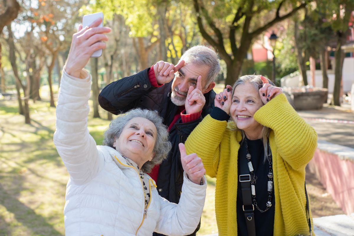 Coraz więcej seniorów korzysta ze smartfona.