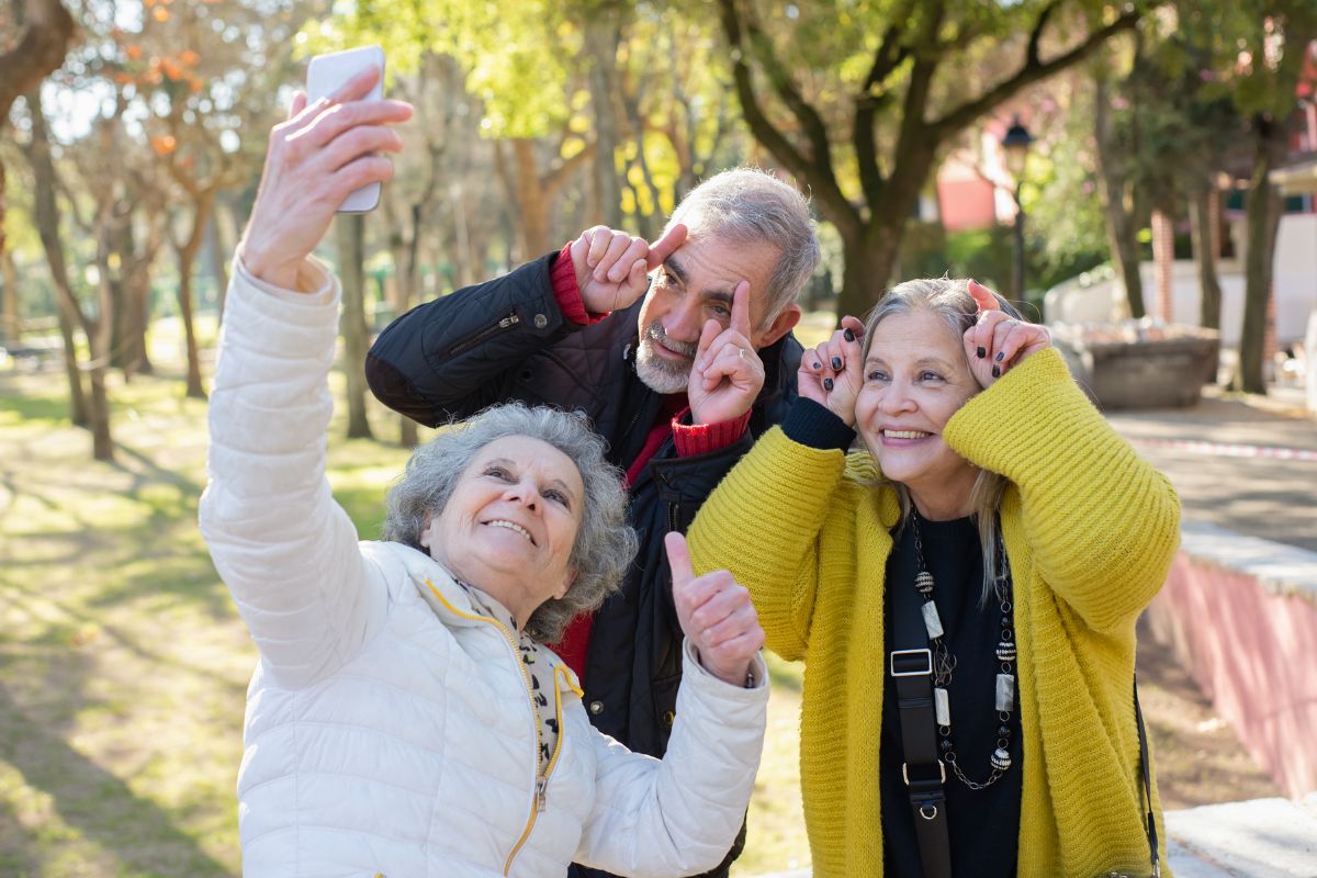 Coraz więcej seniorów korzysta ze smartfona