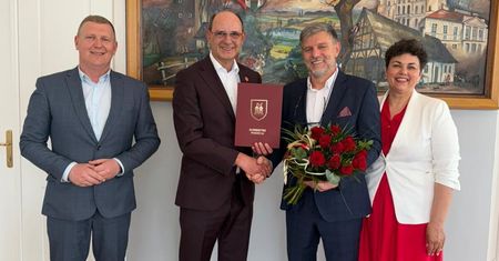 Poniec: Od ponad 30 lat związany jest z tą szkołą. Odebrał nominację z rąk burmistrza