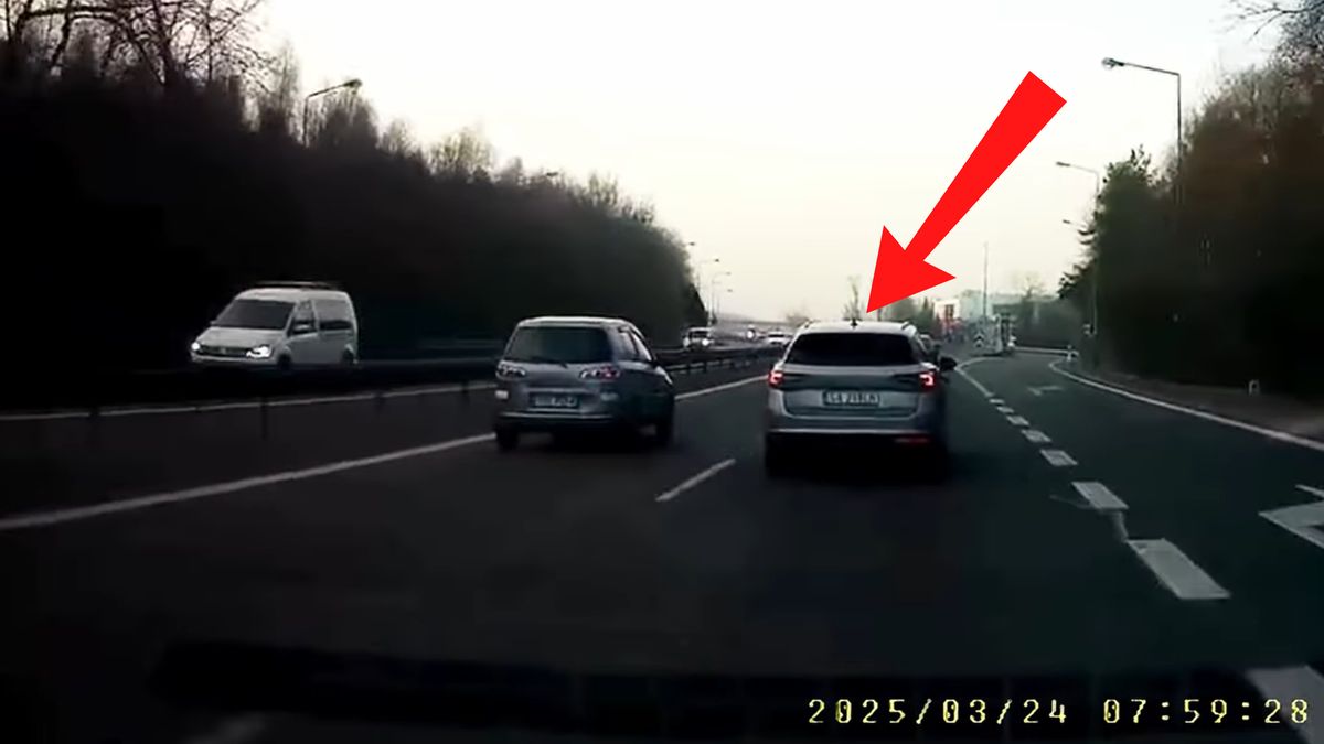 Kierowca skody przyłapany. Skandaliczne zachowanie na drodze.