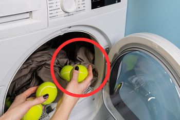 Wrzuć do suszarki razem z kurtką puchową. Odzyska puszystość