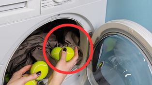 Wrzuć do suszarki razem z kurtką puchową. Odzyska puszystość