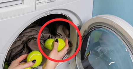 Wrzuć do suszarki razem z kurtką puchową. Odzyska puszystość