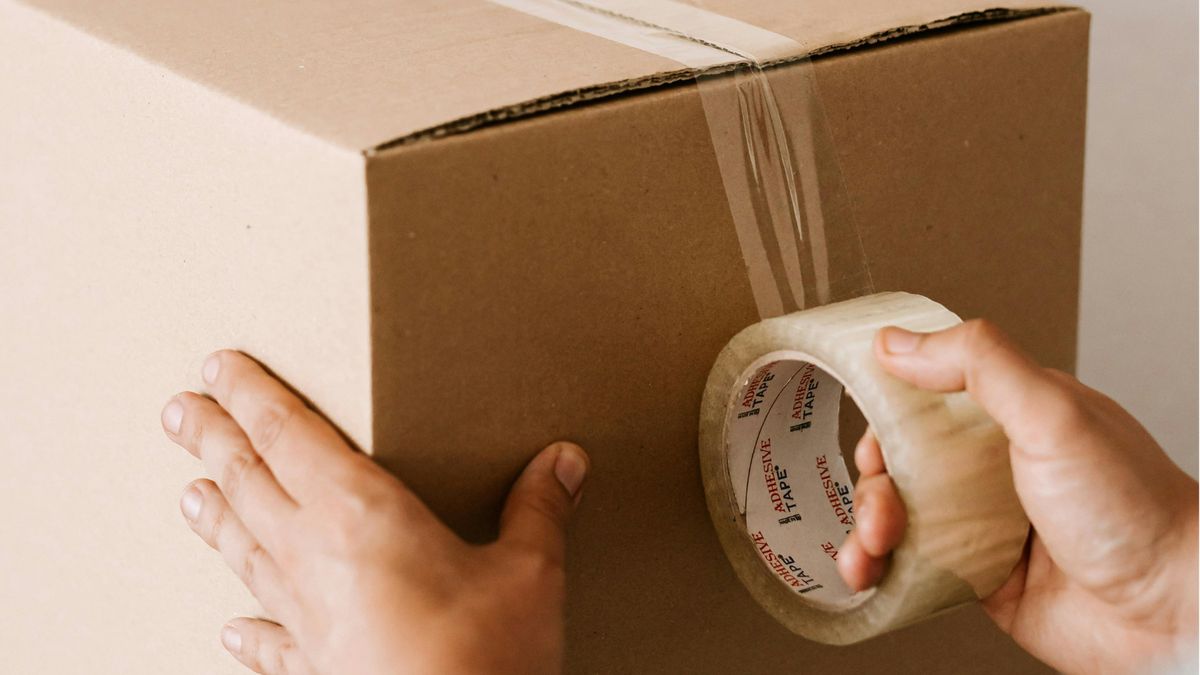 Zamówiła poduszkę na Vinted. Zamiast książki w paczce były dziecięce klapki