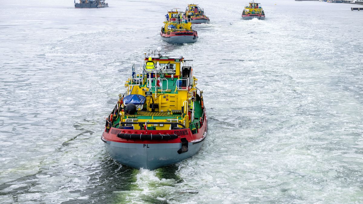 Gdańsk, 05.02.2026. Akcja łamania lodu na Wiśle Śmiałej w Gdańsku, 5 bm. W akcji biorą udział lodołamacze liniowe o małym zanurzeniu, przystosowane do pracy przy niskim stanie wód: Nerpa, Manat, Narwal i Rekin oraz lodołamacz czołowy Puma. Wisła Śmiała to jedno z ramion ujściowych Wisły; liczy sobie ok 2,5 km. długości i uchodzi do Zatoki Gdańskiej. (jm) PAP/Marcin Gadomski ***Do tego materiału zdjęciowego dostępna jest również depesza w systemie CSI, pt.: W czwartek ma ruszyć akcja lodołamania na Wiśle***